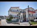 Apartmaji Mare - 30 m from pebble beach: SA1(2), SA2(2), A3(4), A4(4), A5(8) Seget Vranjica - Riviera Trogir  - hiša