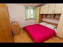 Apartmaji Mare - 30 m from pebble beach: SA1(2), SA2(2), A3(4), A4(4), A5(8) Seget Vranjica - Riviera Trogir  - Apartma - A4(4): spalnica