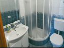 Apartmaji Mare - 30 m from pebble beach: SA1(2), SA2(2), A3(4), A4(4), A5(8) Seget Vranjica - Riviera Trogir  - Apartma - A4(4): kopalnica s straniščem