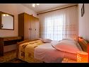 Apartmaji VV A1(2+1), A2(5), A3(7) Seget Vranjica - Riviera Trogir  - Apartma - A3(7): spalnica