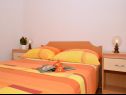 Apartmaji Žar - free parking A1(4+1), A2(2+2), A3(2+2), A4(4+1) Seget Vranjica - Riviera Trogir  - Apartma - A1(4+1): spalnica