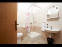 Apartmaji Mare - 30 m from pebble beach: SA1(2), SA2(2), A3(4), A4(4), A5(8) Seget Vranjica - Riviera Trogir  - Studio apartma - SA1(2): kopalnica s straniščem