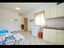Apartmaji Mare - 30 m from pebble beach: SA1(2), SA2(2), A3(4), A4(4), A5(8) Seget Vranjica - Riviera Trogir  - Studio apartma - SA2(2): kuhinja in jedilnica