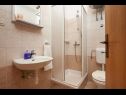 Apartmaji Mare - 30 m from pebble beach: SA1(2), SA2(2), A3(4), A4(4), A5(8) Seget Vranjica - Riviera Trogir  - Studio apartma - SA2(2): kopalnica s straniščem