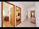 Apartmaji Mare - 30 m from pebble beach: SA1(2), SA2(2), A3(4), A4(4), A5(8) Seget Vranjica - Riviera Trogir  - Apartma - A3(4): hodnik