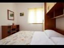 Apartmaji Mare - 30 m from pebble beach: SA1(2), SA2(2), A3(4), A4(4), A5(8) Seget Vranjica - Riviera Trogir  - Apartma - A3(4): spalnica