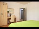 Apartmaji Mare - 30 m from pebble beach: SA1(2), SA2(2), A3(4), A4(4), A5(8) Seget Vranjica - Riviera Trogir  - Apartma - A5(8): spalnica