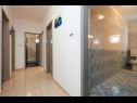 Apartmaji Mare - 30 m from pebble beach: SA1(2), SA2(2), A3(4), A4(4), A5(8) Seget Vranjica - Riviera Trogir  - Apartma - A5(8): hodnik