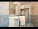 Apartmaji Mare - 30 m from pebble beach: SA1(2), SA2(2), A3(4), A4(4), A5(8) Seget Vranjica - Riviera Trogir  - Apartma - A5(8): kopalnica s straniščem