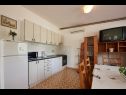 Apartmaji Mare - 30 m from pebble beach: SA1(2), SA2(2), A3(4), A4(4), A5(8) Seget Vranjica - Riviera Trogir  - Apartma - A5(8): kuhinja in jedilnica