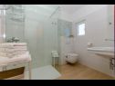Apartmaji Bosiljka - by the sea: A1(5), A2(5), SA3(2) Sevid - Riviera Trogir  - Apartma - A1(5): kopalnica s straniščem