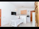 Apartmaji Bosiljka - by the sea: A1(5), A2(5), SA3(2) Sevid - Riviera Trogir  - Apartma - A2(5): kuhinja in jedilnica