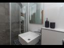Apartmaji Marijan - beautiful view: A1(6) Trogir - Riviera Trogir  - Apartma - A1(6): kopalnica s straniščem