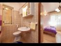 Apartmaji in sobe Ivo - with garden: A1(2+2), R1(2+1), R2(2) Trogir - Riviera Trogir  - Apartma - A1(2+2): kopalnica s straniščem