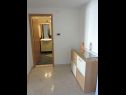 Apartmaji Davorka - 50m from the sea A1(2+2), A2(2+2) Trogir - Riviera Trogir  - Apartma - A1(2+2): hodnik