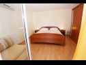 Apartmaji Davorka - 50m from the sea A1(2+2), A2(2+2) Trogir - Riviera Trogir  - Apartma - A1(2+2): spalnica