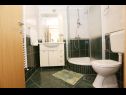 Apartmaji Davorka - 50m from the sea A1(2+2), A2(2+2) Trogir - Riviera Trogir  - Apartma - A1(2+2): kopalnica s straniščem