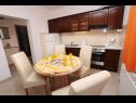 Apartmaji Davorka - 50m from the sea A1(2+2), A2(2+2) Trogir - Riviera Trogir  - Apartma - A2(2+2): kuhinja in jedilnica