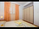 Apartmaji Mari - barbecue: A1Lile (4), A2Lile (2+2) Vinišće - Riviera Trogir  - Apartma - A1Lile (4): spalnica