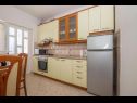 Apartmaji Mari - barbecue: A1Lile (4), A2Lile (2+2) Vinišće - Riviera Trogir  - Apartma - A1Lile (4): kuhinja