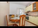 Apartmaji Mari - barbecue: A1Lile (4), A2Lile (2+2) Vinišće - Riviera Trogir  - Apartma - A1Lile (4): kuhinja in jedilnica