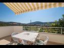 Apartmaji Mari - barbecue: A1Lile (4), A2Lile (2+2) Vinišće - Riviera Trogir  - Apartma - A2Lile (2+2): balkon