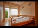 Apartmaji Ivan - close to the sea: A1(8+1), A2(2) Vinišće - Riviera Trogir  - Apartma - A1(8+1): spalnica