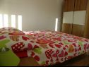 Apartmaji Ljubi - 20 m from beach: A1(4+1), A2 Crveni(2+2), A3 Zeleni(2+2) Vinišće - Riviera Trogir  - Apartma - A2 Crveni(2+2): spalnica