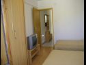 Apartmaji Fran - 30 m from sea : A1-veliki(5), A2-mali(3) Vinišće - Riviera Trogir  - Apartma - A2-mali(3): spalnica