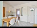 Apartmaji Josi - 150 m from sea: A1(4+1), A2(4+1), A4(4+1) Vinišće - Riviera Trogir  - Apartma - A1(4+1): kuhinja in jedilnica