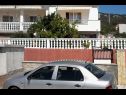 Apartmaji Mari - barbecue: A1Lile (4), A2Lile (2+2) Vinišće - Riviera Trogir  - parkirišče