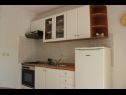 Apartmaji Ružica - 50m from the sea A1-Ruža(4), A2-Magnolija(3), A3-Orhideja(4) Lukoran - Otok Ugljan  - Apartma - A1-Ruža(4): kuhinja in jedilnica