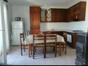 Apartmaji Igi - in the beach camp: A1 Porat (6), A2 Porat(6) Sušica - Otok Ugljan  - Apartma - A1 Porat (6): kuhinja in jedilnica