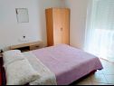Apartmaji in sobe Aleksandra - 10 m from sea: A1 lijevi(2+2), A2 desni(2+2), A3(4+1), A4(2+2), R7(2), A5(4), A6(4+1) Bibinje - Riviera Zadar  - Apartma - A3(4+1): spalnica