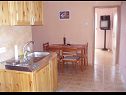 Apartmaji Dubravko - 5 m from beach : A1 Bepina (2+2), A2 Keko(2+2) Maslenica - Riviera Zadar  - Apartma - A2 Keko(2+2): kuhinja in jedilnica