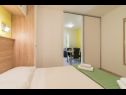 Apartmaji Bosko - 30m from the sea with parking: A1(2+2), SA2(2), A3(2+2), A4(4+1) Nin - Riviera Zadar  - Apartma - A1(2+2): spalnica