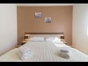 Apartmaji Bosko - 30m from the sea with parking: A1(2+2), SA2(2), A3(2+2), A4(4+1) Nin - Riviera Zadar  - Apartma - A4(4+1): spalnica