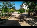 Apartmaji Mediteran - private parking: A1(2+1) Privlaka - Riviera Zadar  - dvorišče