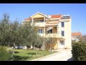 Apartmaji Mediteran - private parking: A1(2+1) Privlaka - Riviera Zadar  - hiša