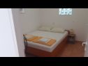 Apartmaji Dobri - 500 m from beach: A5(2), A4(2+2), A3(2+2), A2(2+2), A6(2+1) Sabunike - Riviera Zadar  - Apartma - A6(2+1): spalnica