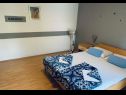 Apartmaji in sobe Voyasi - 60 m from sea: A1(2), A2(2), A4(2), A6(2), A7(4), R5(2) Starigrad-Paklenica - Riviera Zadar  - Apartma - A2(2): spalnica