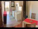 Apartmaji in sobe Voyasi - 60 m from sea: A1(2), A2(2), A4(2), A6(2), A7(4), R5(2) Starigrad-Paklenica - Riviera Zadar  - Apartma - A6(2): kuhinja in jedilnica