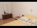 Apartmaji Vinko - big terrace and grill A5(2+1), SA6(2)Crveni, SA7(2)Plavi Vir - Riviera Zadar  - Apartma - A5(2+1): spalnica