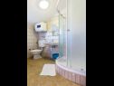 Apartmaji Ivan Z2 - 250 m from beach: A2(4) Zadar - Riviera Zadar  - Apartma - A2(4): kopalnica s straniščem