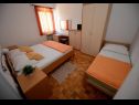 Apartmaji Ankica - 150 m from beach: A1(2+2), A2(5), A3(4+1), A4(2+2) Zadar - Riviera Zadar  - Apartma - A3(4+1): spalnica