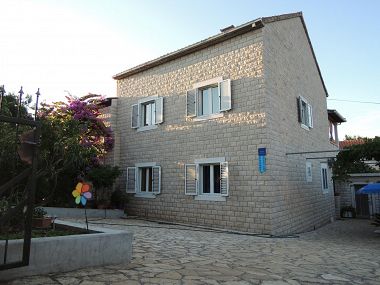 Apartmaji Jak - comfortable apartments: A1-donji(4+1), A2-gornji(4+2) Mirca - Otok Brač 