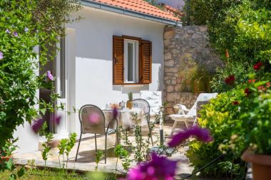 Apartmaji Stone garden - cosy and comfy : A1(4), A2(2) Supetar - Otok Brač 