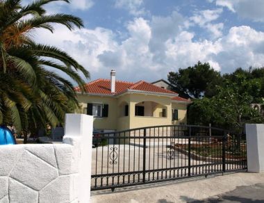 Apartmaji Marina - 50m from the beach: A1(4), A2(2) Supetar - Otok Brač 