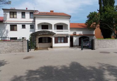 Apartmaji Ivo - with parking : A1(4+1), A2-Lođa (4), A3-2.kat (2+2) , A4-Prizemlje (2+2) Malinska - Otok Krk 