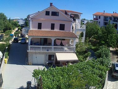 Apartmaji Sanda - 120m from the beach: A1 Rozi (2+2), A2 Zeleni (2+2), A3 Smeđi (4+1), A4 Plavi (4), SA4 (2) Malinska - Otok Krk 
